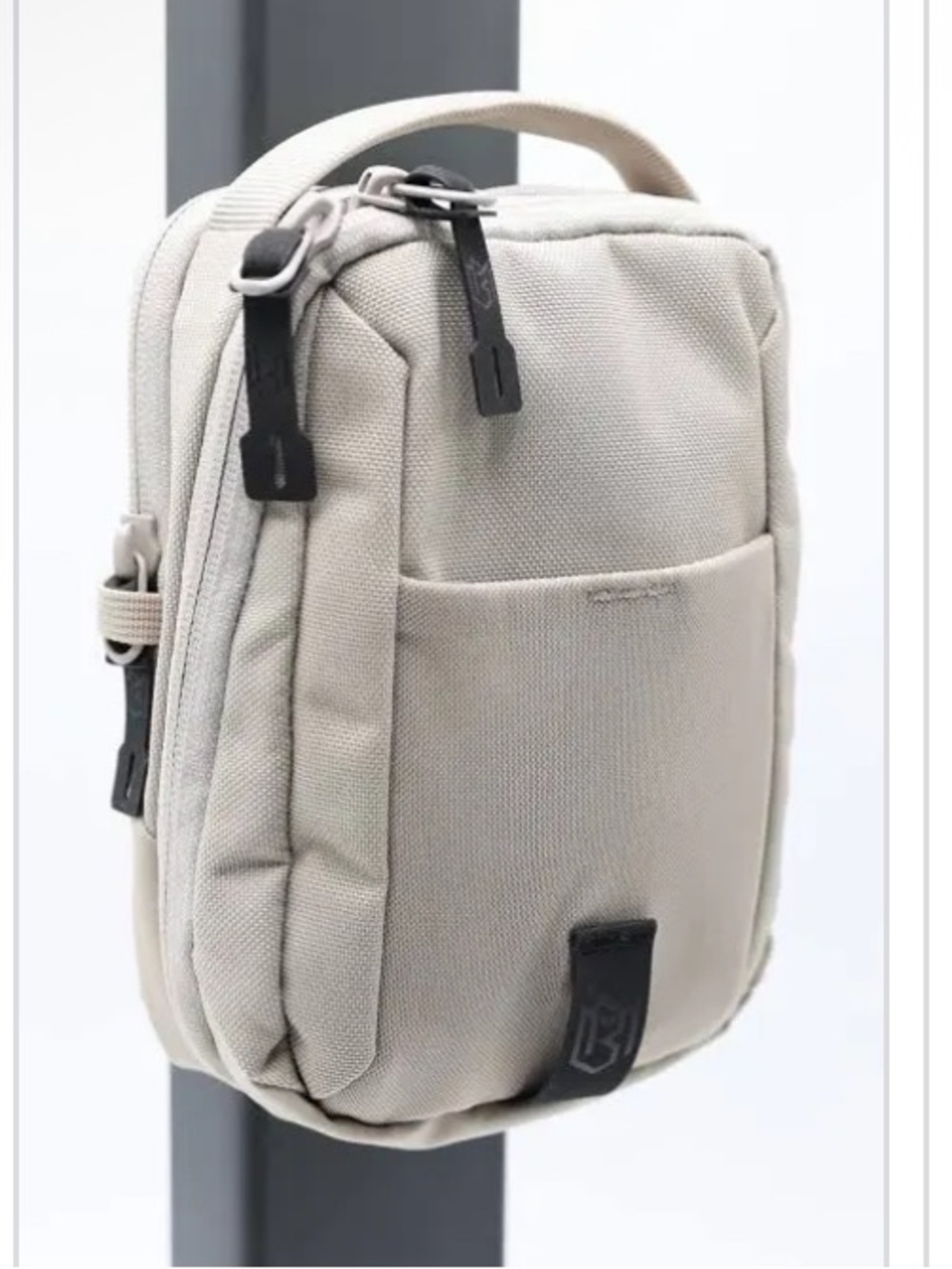 Men’s MAGNETIC CROSSBODY BAG Compact Crossbody Bag light gray